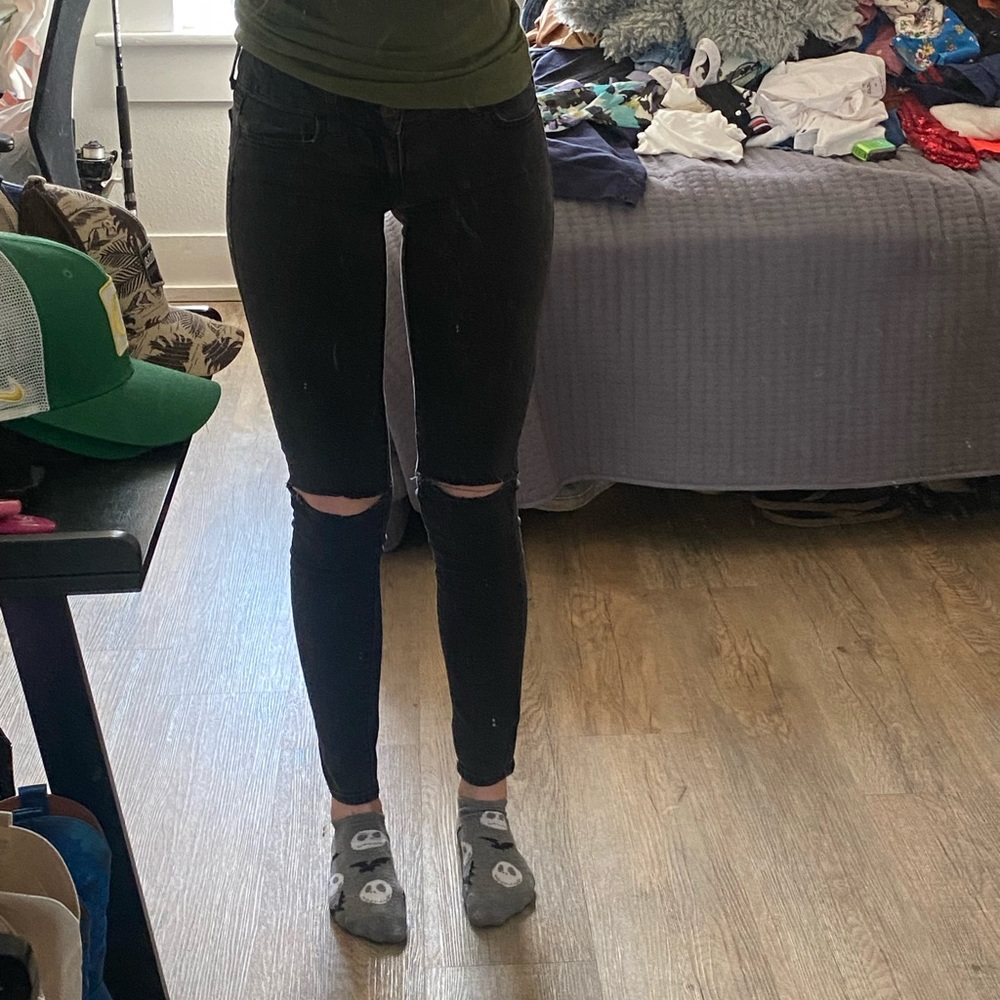 Black American Eagle jeans skinny with holes in the knees